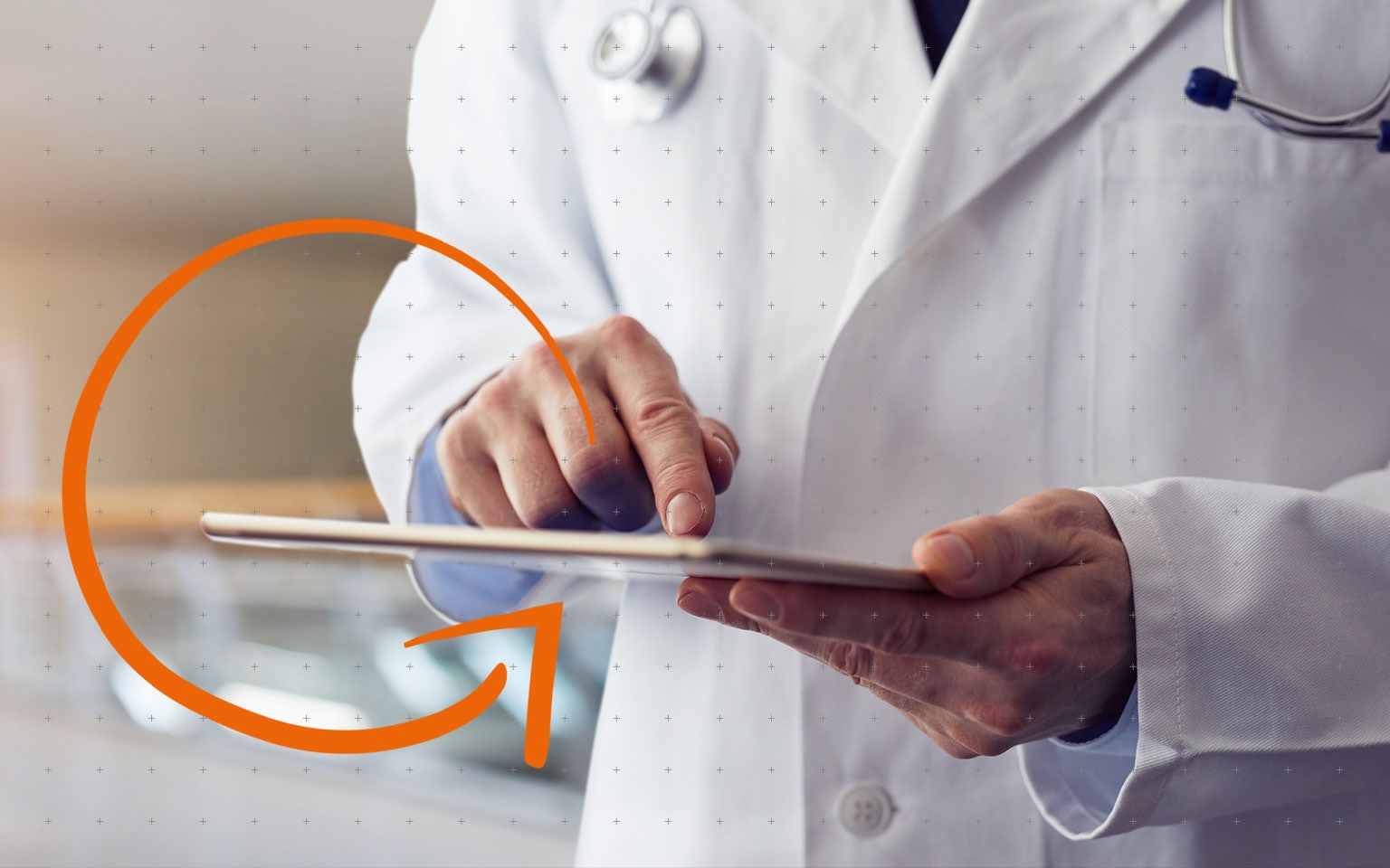detail na ruce doktora držícího tablet