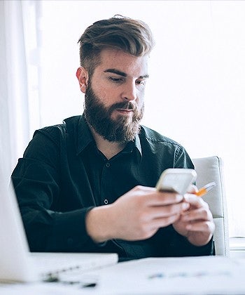 muž používající mobil