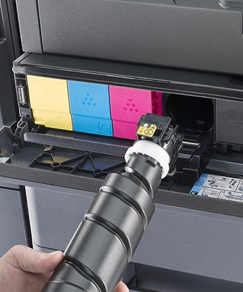 černý toner je vkládám do zařízení