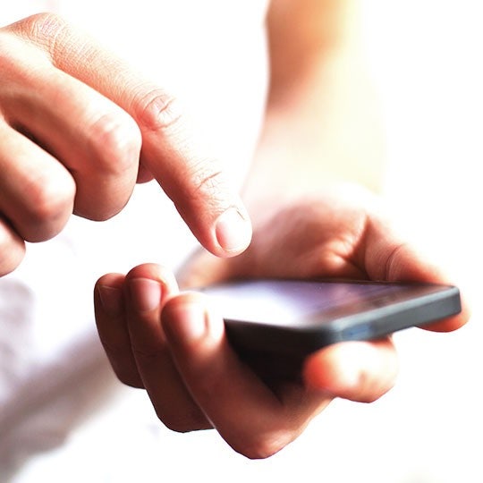 Detain a ruce píšící na telefonu