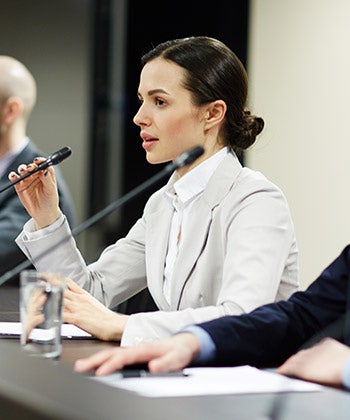 podnikatelka na tiskové konferenci