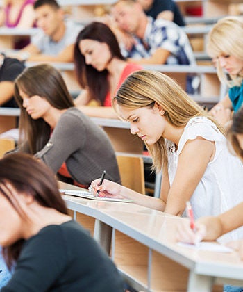 dospělí studenti ve třídě