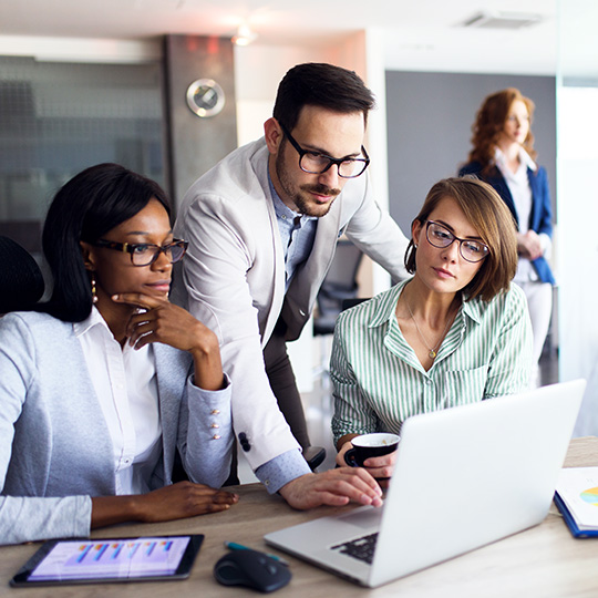 kolegové při společné práci