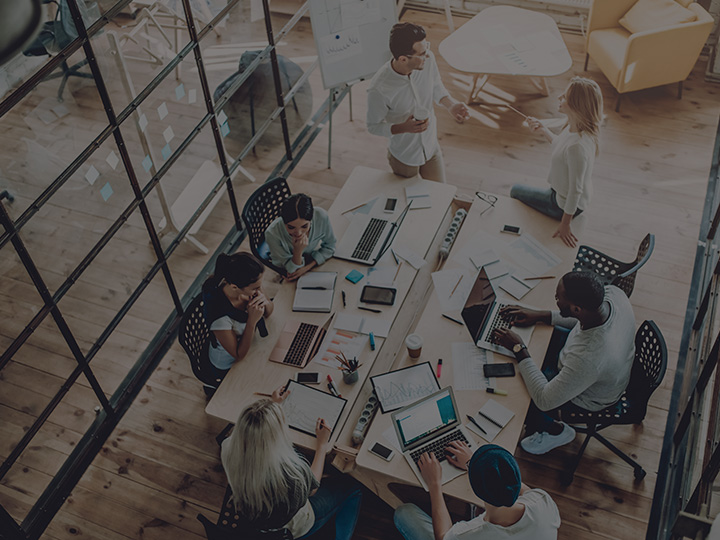 pohled na kancelář shora