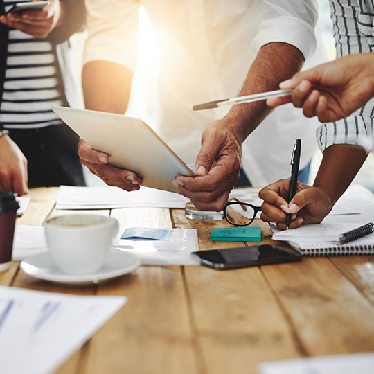 detail na zaměstnance pracující na tabletu