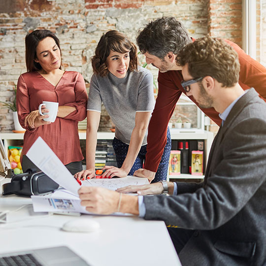 kolegové za stolem na schůzce