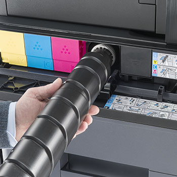 vkládání toneru do kopírky