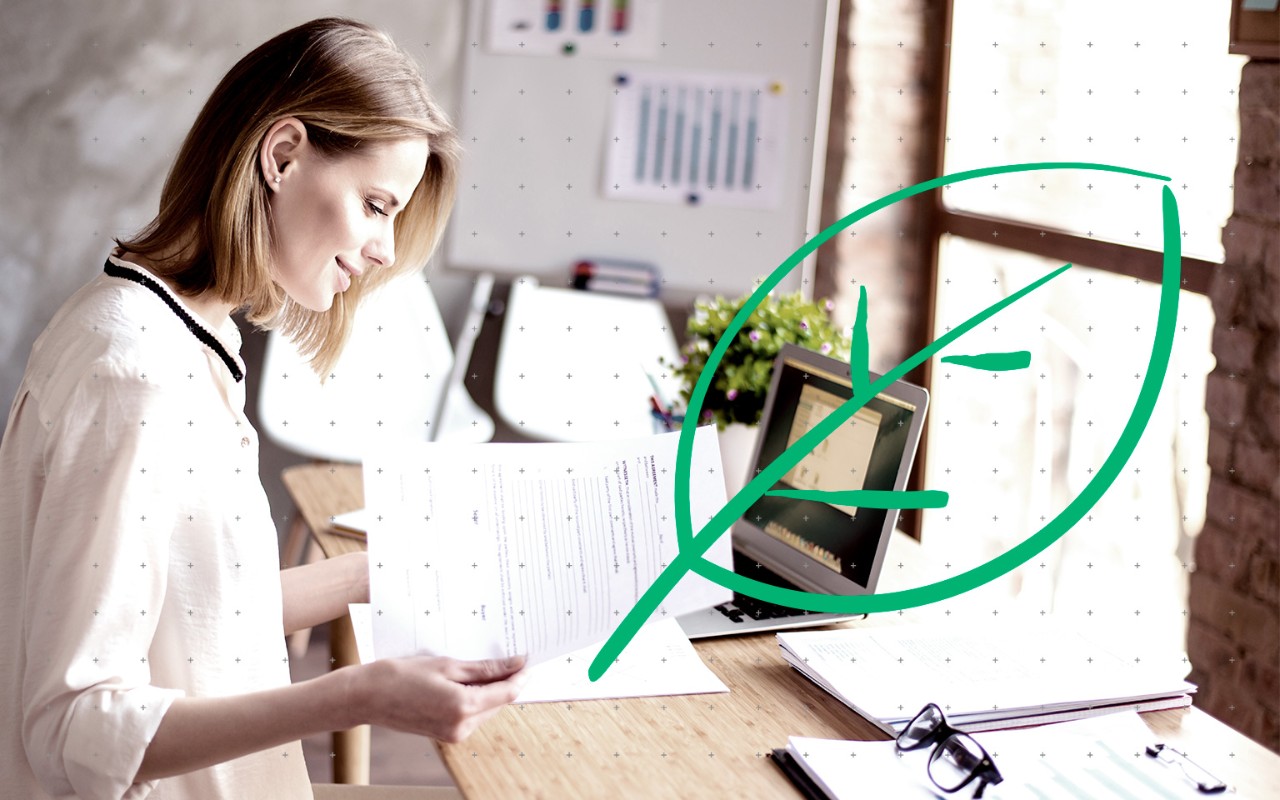 žena s dokumenty v kanceláři