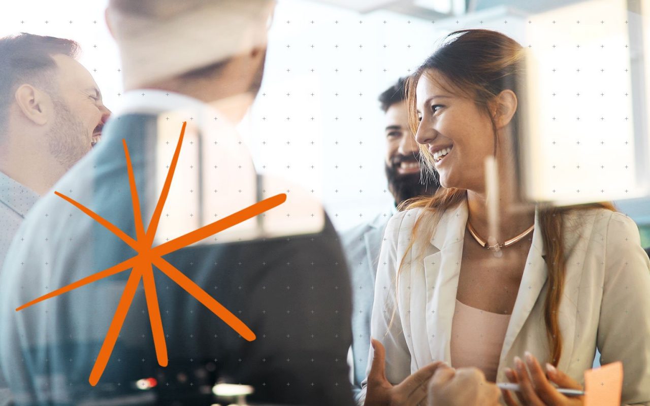 žena smějící se na poradě