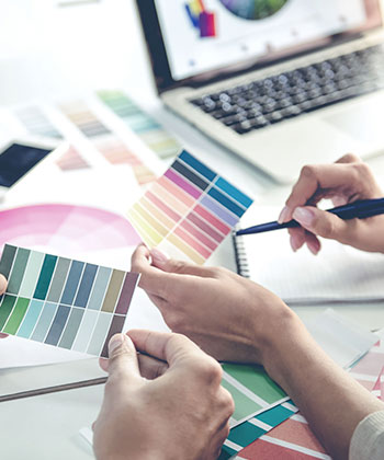 pohled na ruce držící karty se vzorky barev