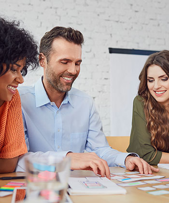 kolegové za stolem na schůzce