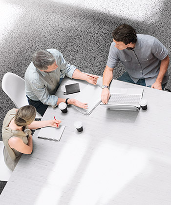 pohled shora na kolegy za stolem v zasedací místnosti