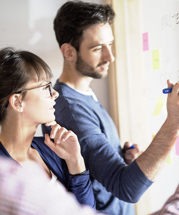 kolegové píšící poznámky na sklo