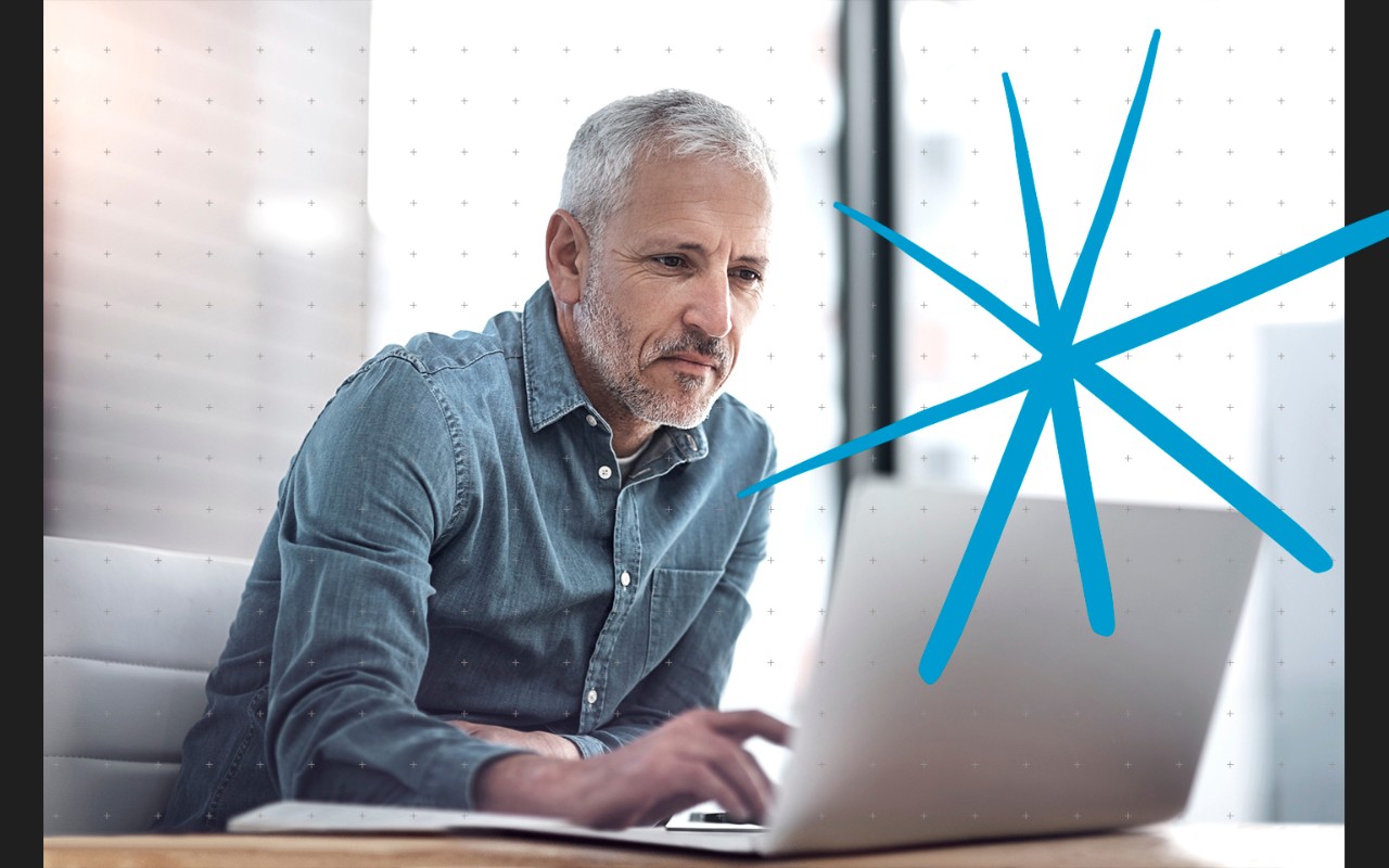 detail na ruce píšící na notebooku