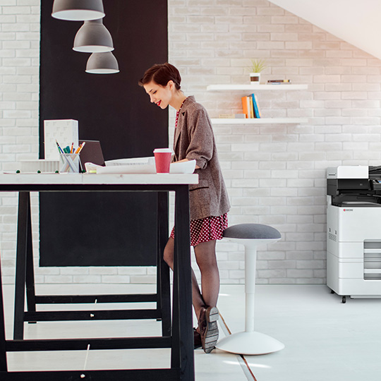 žena pracující v moderní kanceláři