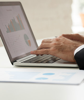 detail na ruce píšící na klávesnici notebooku