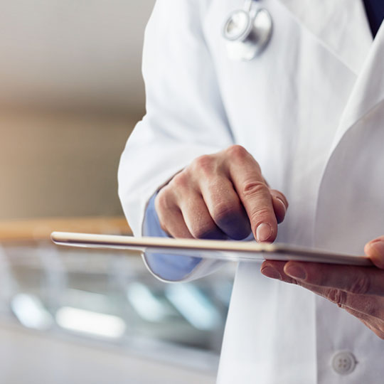 doktor držící tablet