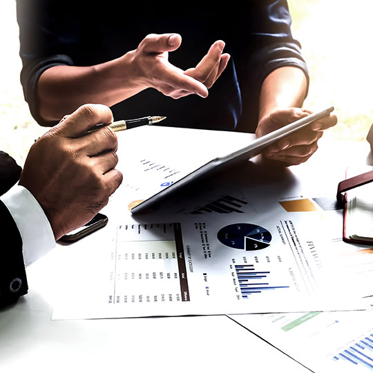 detail na ruce ukazující na tablet