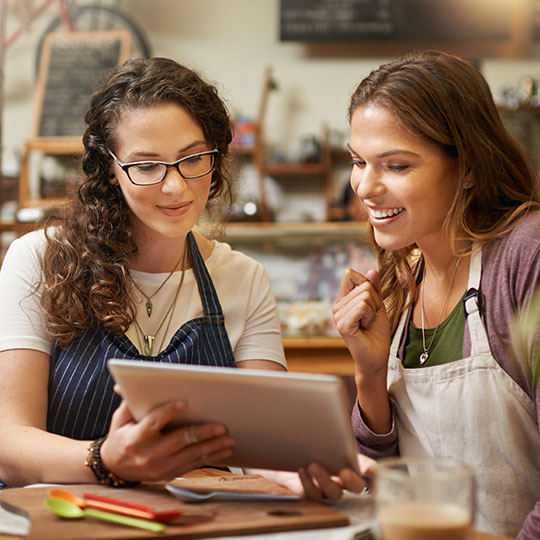 dvě ženy se dívají na tablet