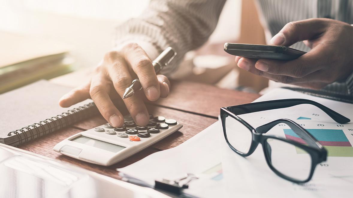 muž používající kalkulačku