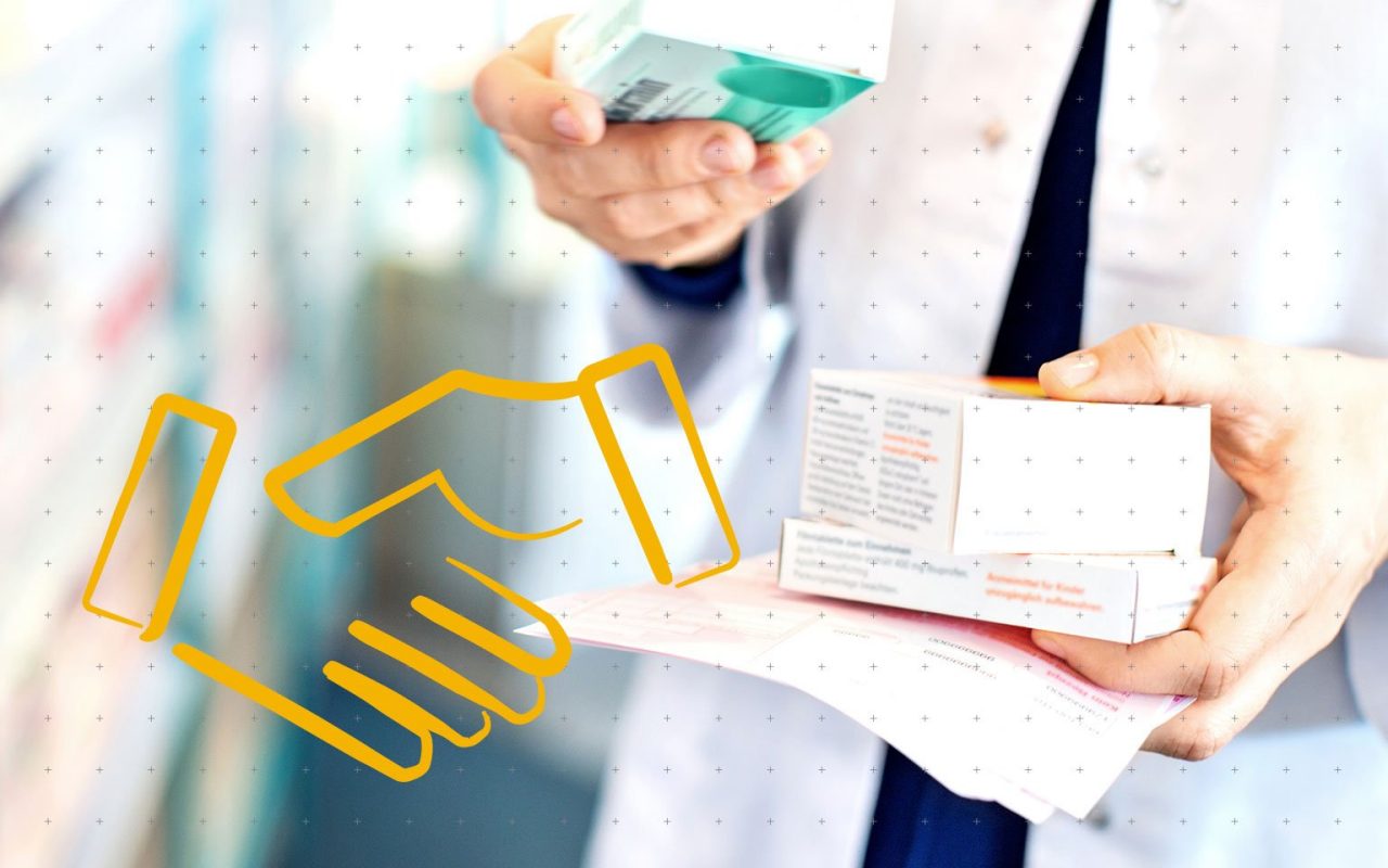 žena držící krabičky léků