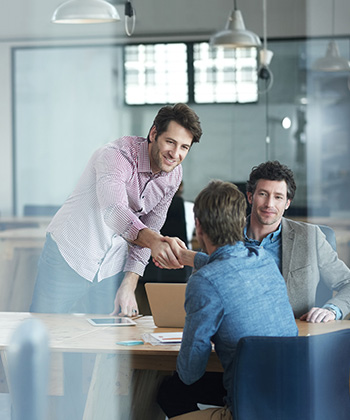 potřásání rukou na mítingu