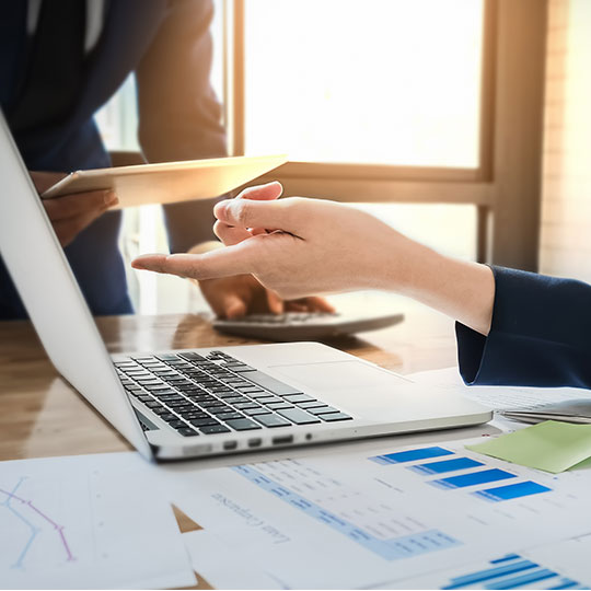 ruka ukazující na displej laptopu