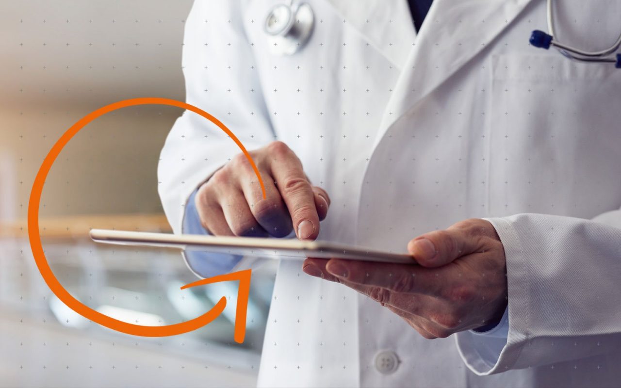 detail na ruce doktora držícího tablet