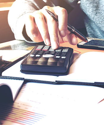 detail na ruku na kalkulačce