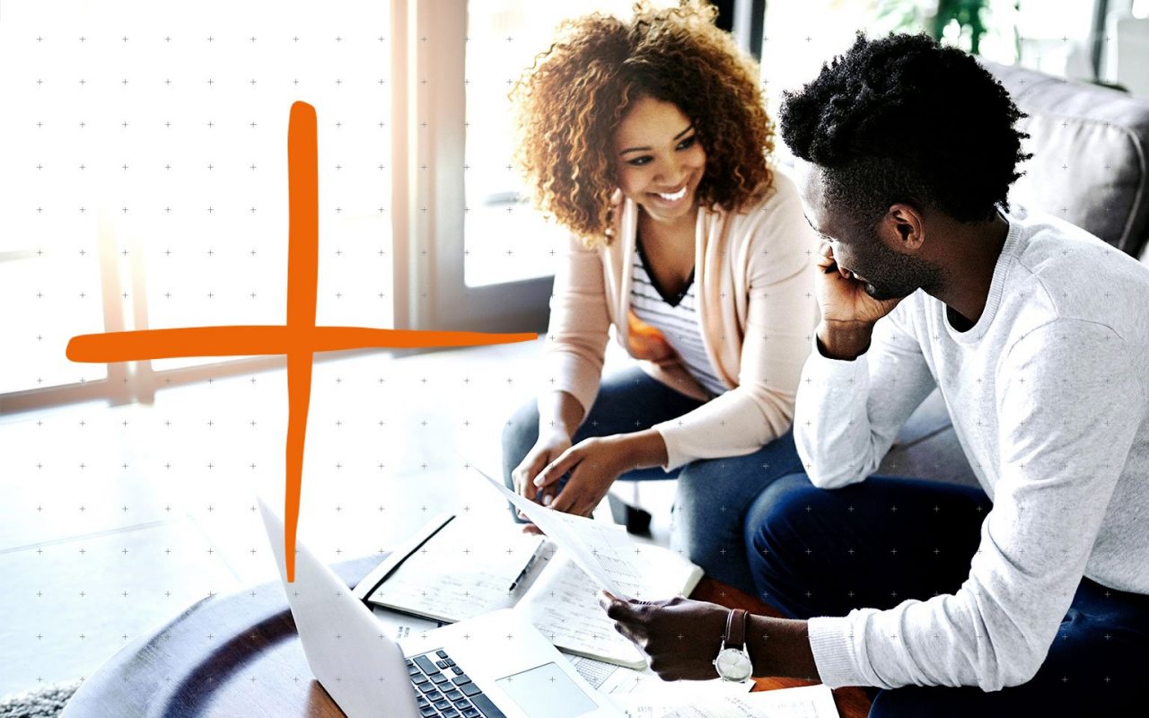 dvojice pracující za laptopem