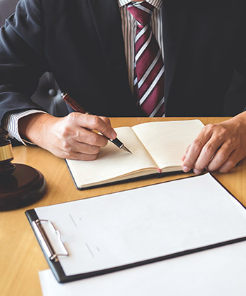 podnikatel si zapisuje poznámky