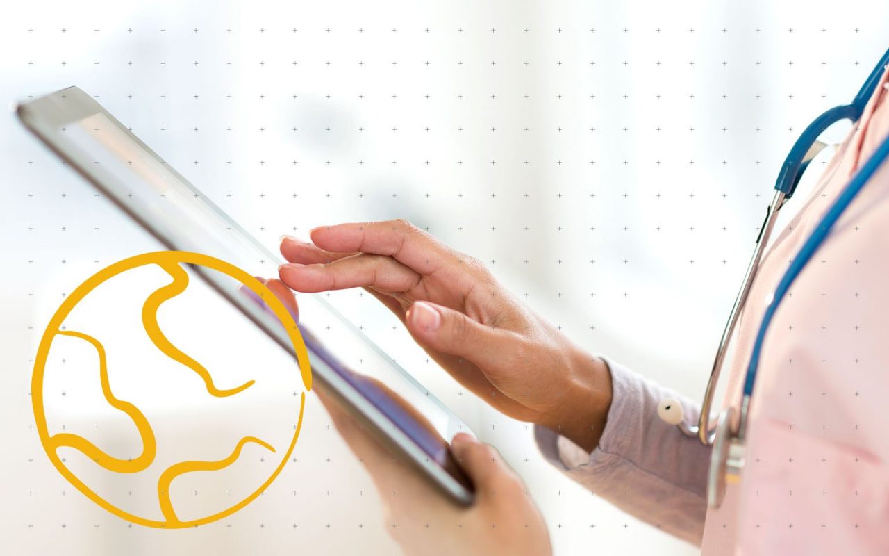 detail na doktora používajícího tablet