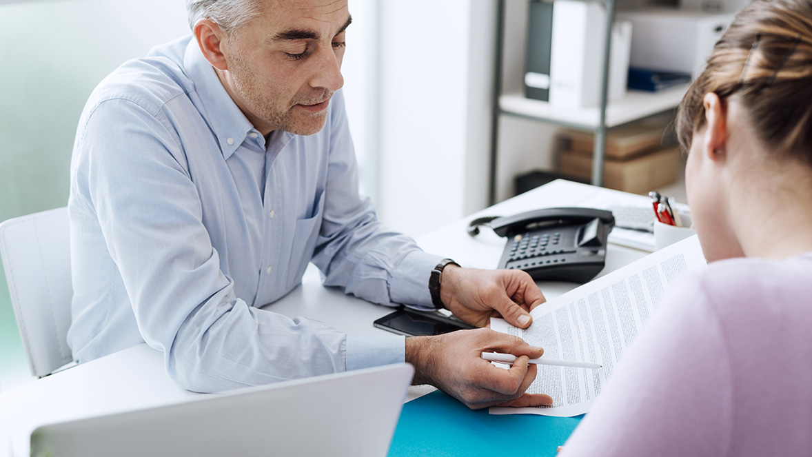 muž vysvětluje formulář kolegyni