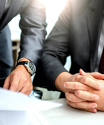 detail na ruce dvou podnikatelů