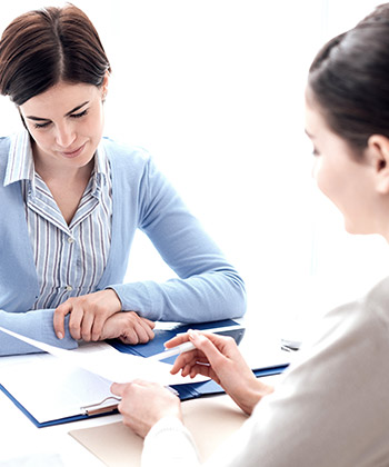 dvě ženy pracující za stolem