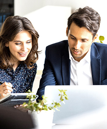 dva kolegové za laptopem