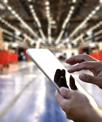 detail na ruce držící tablet