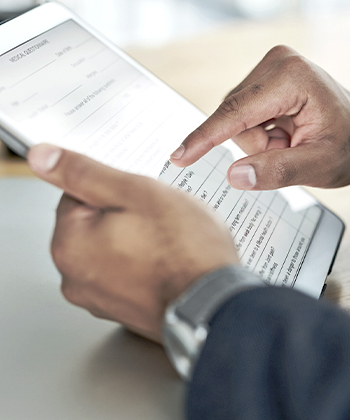 ruce držící tablet