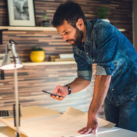 dizajnér fotí dokument mobilem