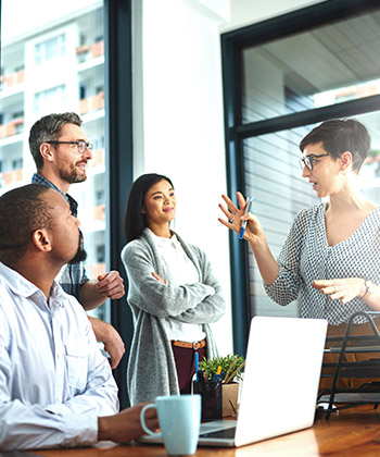 žena něco vysvětluje na meetingu