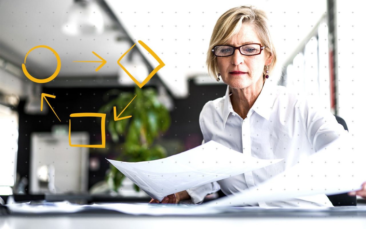 žena studující papírové dokumenty