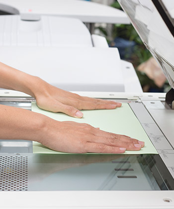 detail na ruce na dokumentu před jeho skenováním