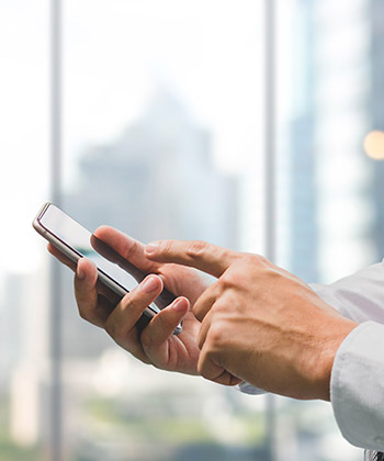 detail na ruce píšící na mobilu