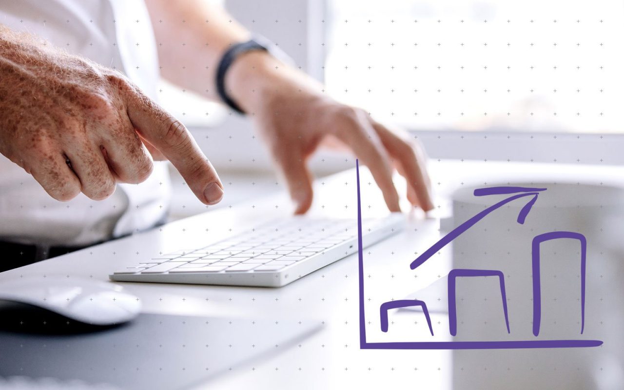 detail na ruce píšící na klávesnici