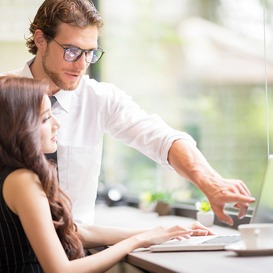 kolegové v projasněné kanceláři