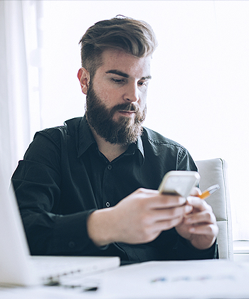 muž používající mobil