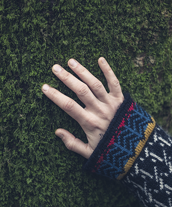 ruka dotýkající se stromu