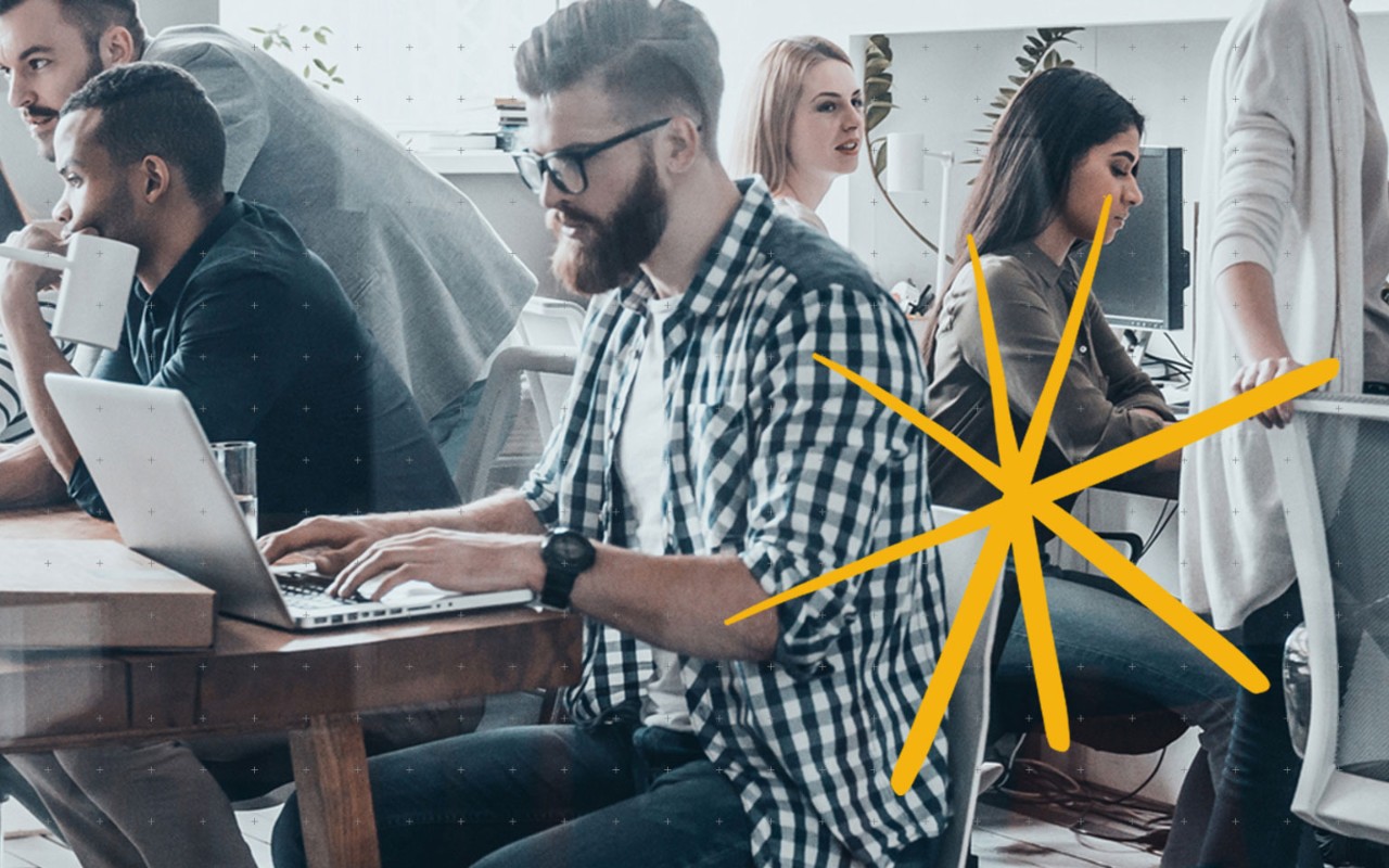 lidi sedící v malé kanceláři