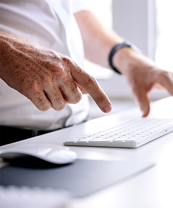 ruce píšící na klávesnici