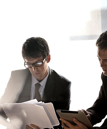 muž dívající se do papírů